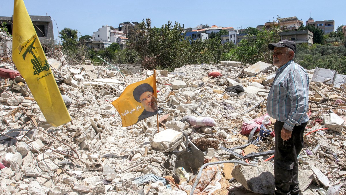 Bandera de Hezbolá en derrumbe causado por un ataque de Israel en Líbano | Foto: AFP