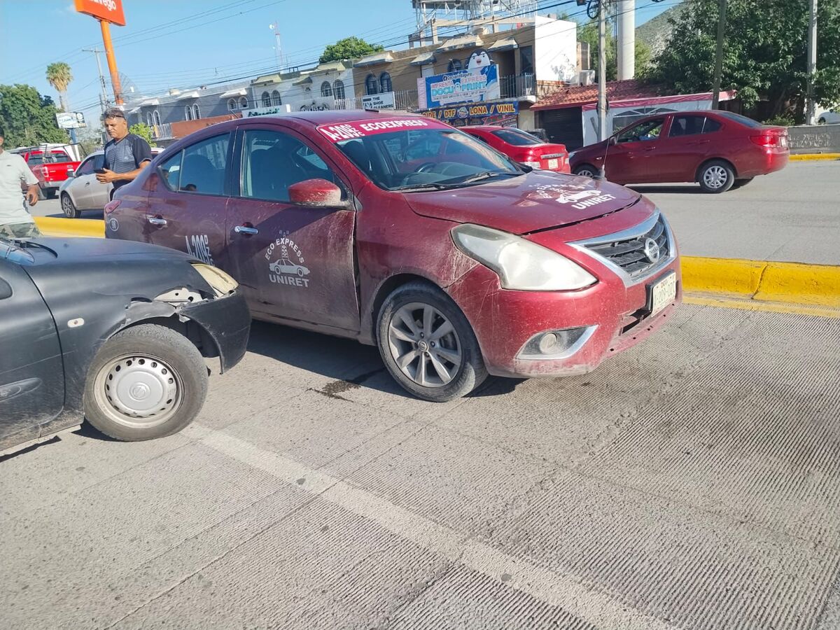 Un conductor que circulaba a exceso de velocidad chocó contra un taxi que esperaba la luz verde en un crucero.| Especial.