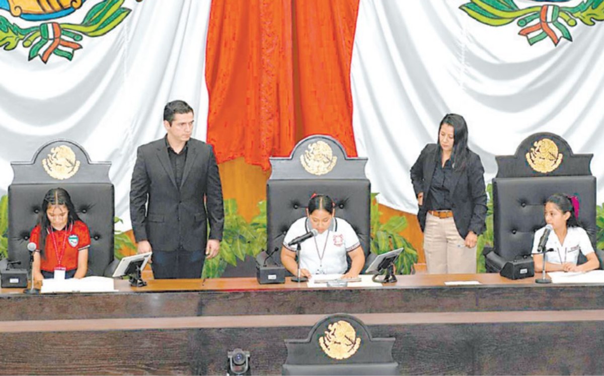 Los estudiantes ocuparon las curules en el Congreso del Estado, desde donde dieron sus discursos.| ANTONIO HERNÁNDEZ