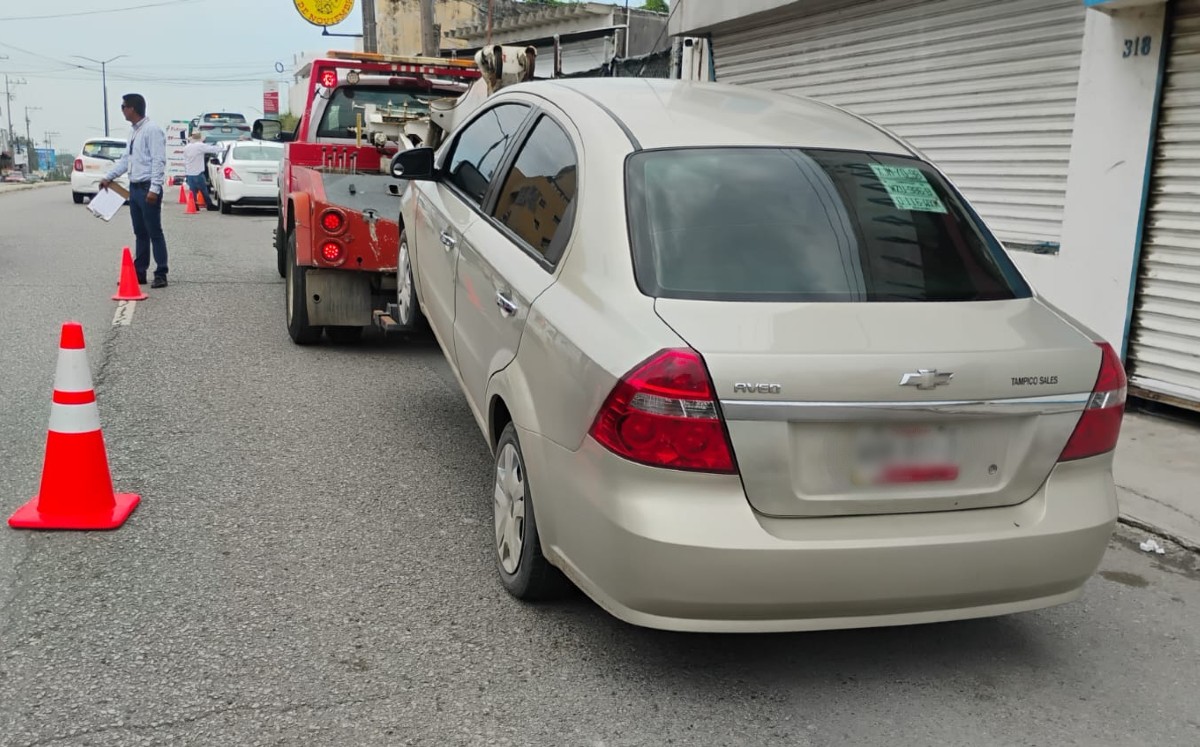 Grúa se lleva auto presuntamente irregular dado de alta en aplicación de transporte. | Foto: Agustín González