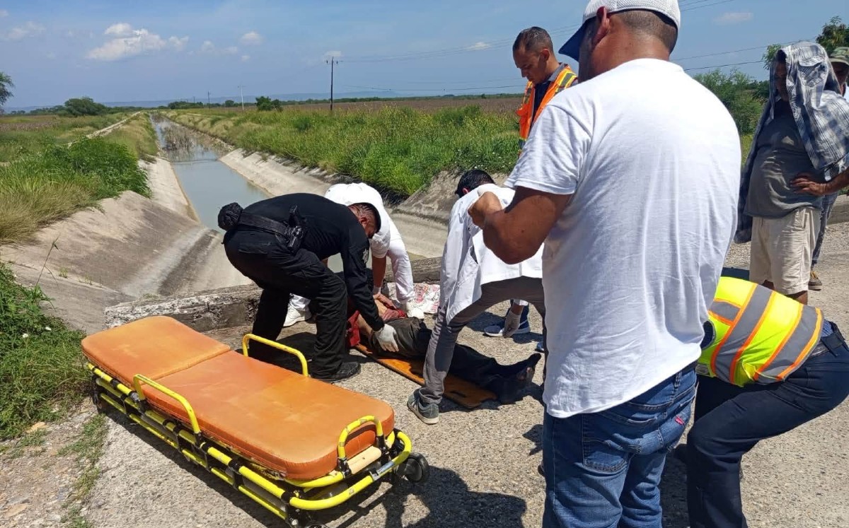 Guardia Estatal auxilia a hombre que presentó golpe de calor en Abasolo. | Redes sociales: SSPT