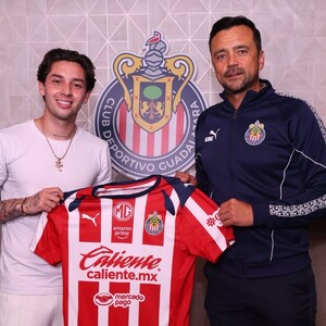 Jordan Carrillo y Kevin Castañeda fueron presentados como los nuevos jugadores de CHivas para el torneo Apertura 2026 de la liga MX.