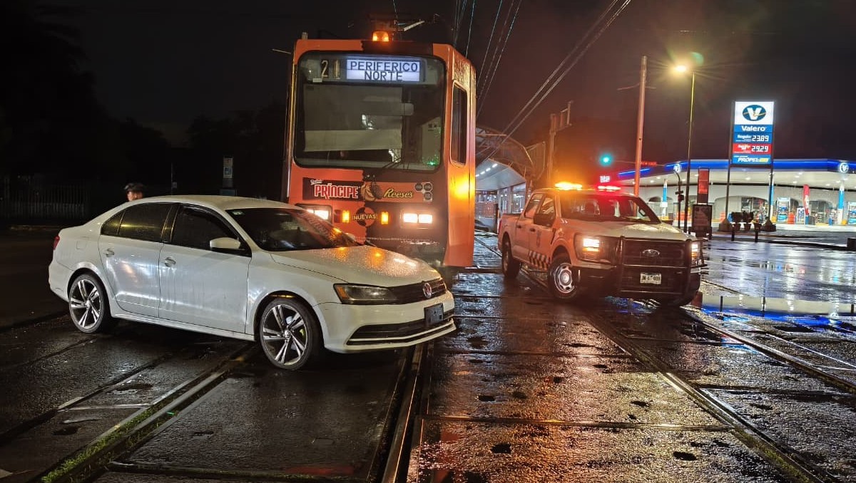 El tren circulaba a la altura de López de Legaspi cuando el automovilista intentó ganarle el paso (Vicente Torres Alfaro)