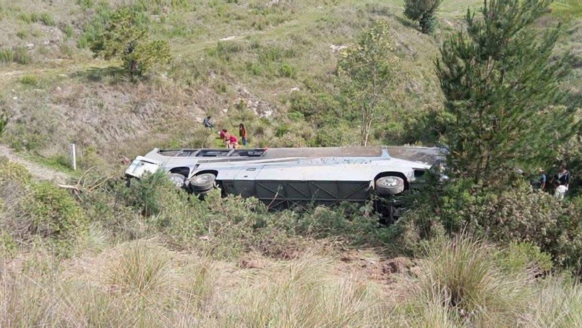 Autoridades piden ceder el paso a equipos de emergencias en la Toluca-Zitácuaro. Foto: (Especial)