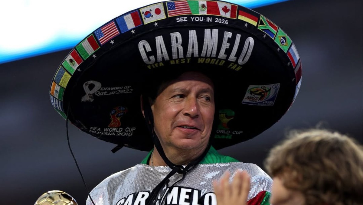 Caramelo pierde su sombrero en el partido de Uzbekistán y Colombia (Instagram @caramelomexico)