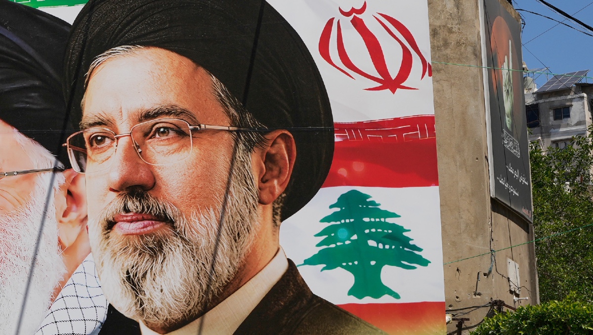 Cartel que muestra al líder supremo de Irán, el ayatolá Mojtaba Jamenei. | AP