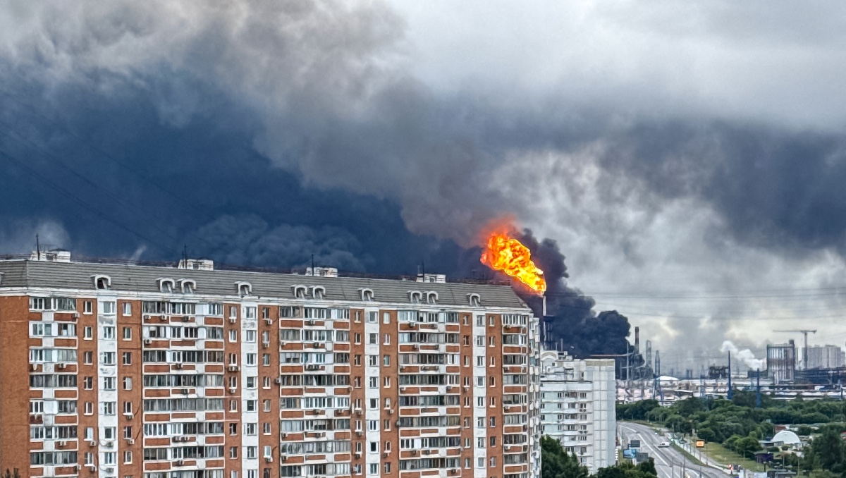 Ataque Ucrania incendia refinería y obliga cierre aeropuertos Moscú
