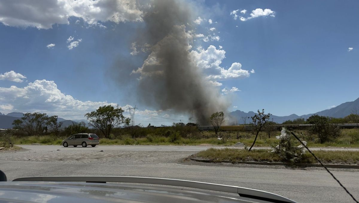 Elementos de Protección Civil arribaron al lugar para controlar el incendio. | Víctor González