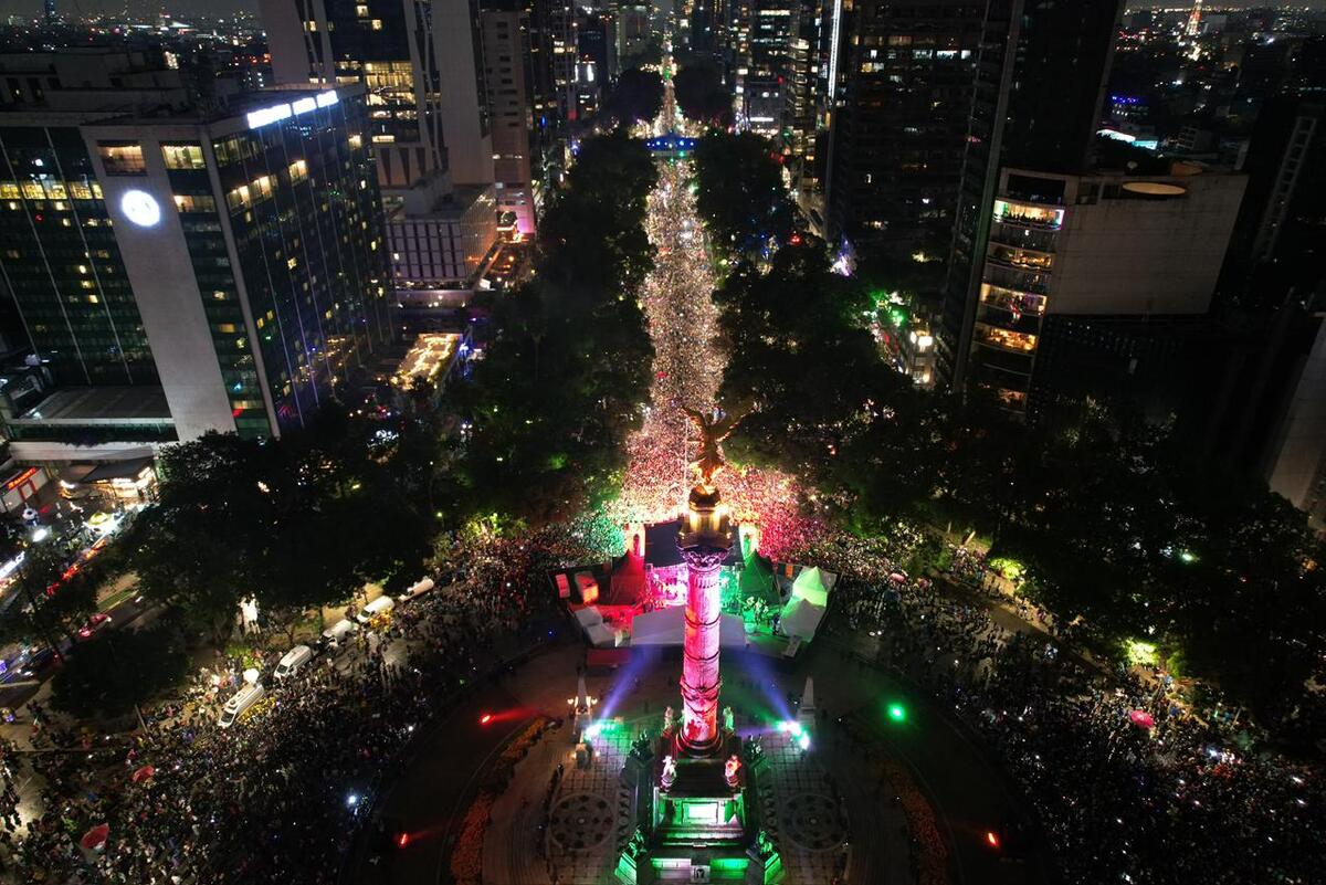 Euforia en el Ángel de la Independencia luego del triunfo de México ante su similar de Corea del Sur en la justa mundialista | Foto: Elesban Chávez
