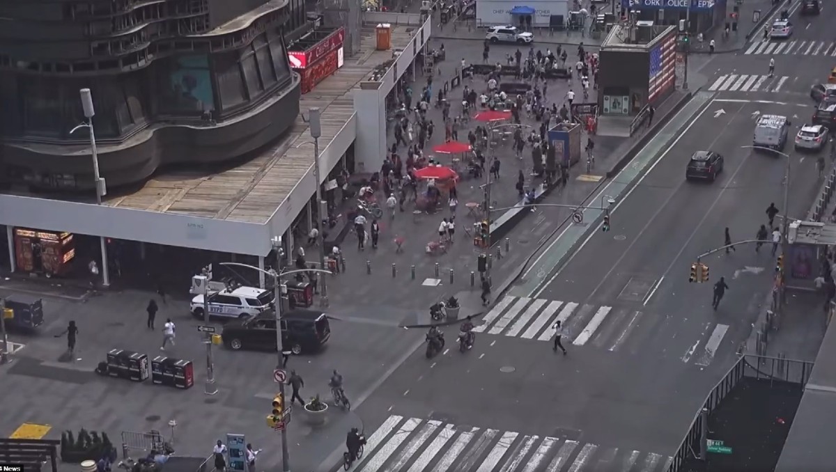 La gente corre después de que se escucharon disparos en la zona. | Captura