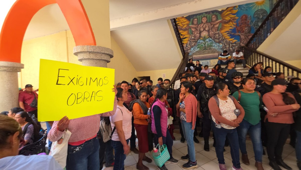Habitantes de Ajalpan toman palacio municipal | Especial
