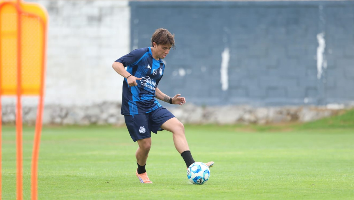 Íker Moreno Díez de Bonilla, lateral derecho del Club Puebla, trabaja en la pretemporada | Cortesía Club Puebla