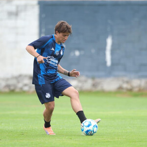 Íker Moreno Díez de Bonilla, lateral derecho del Club Puebla, trabaja en la pretemporada. Foto: Club Puebla.