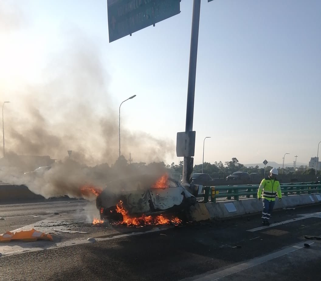 Incendio de auto tras accidente en segundo piso del Periférico. | Imagen compartida por Jorge Becerril en X.