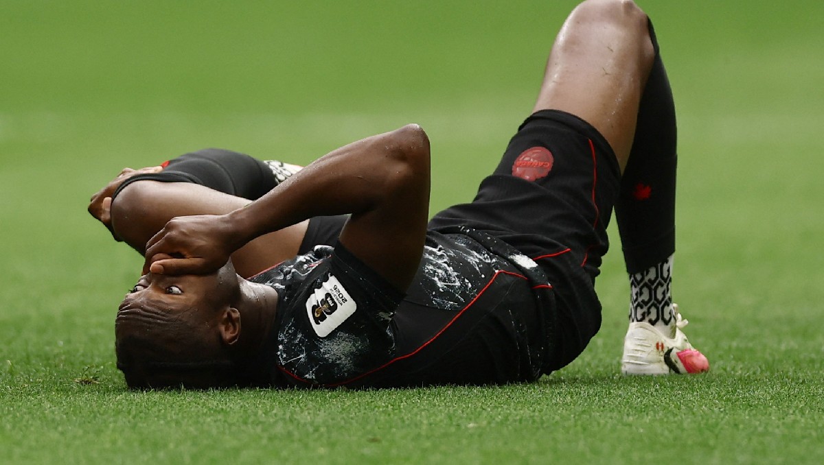 Ismaël Koné sufre terrible lesión tras falta de Assim Madibo en el Canadá vs Qatar (Reuters)