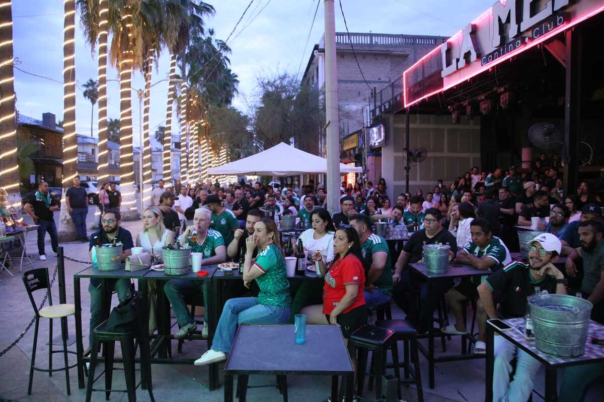 Laguneros disfrutaron en la Morelos de Torreón el juego de la Selección Mexicana | Martín Piña