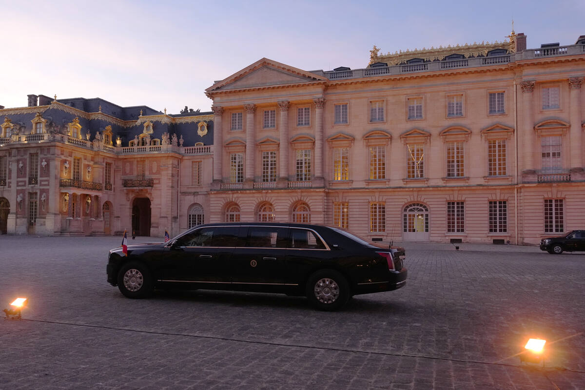 Limosina presidencial de Trump estacionada afuera del Palacio de Versalles |Foto: AP