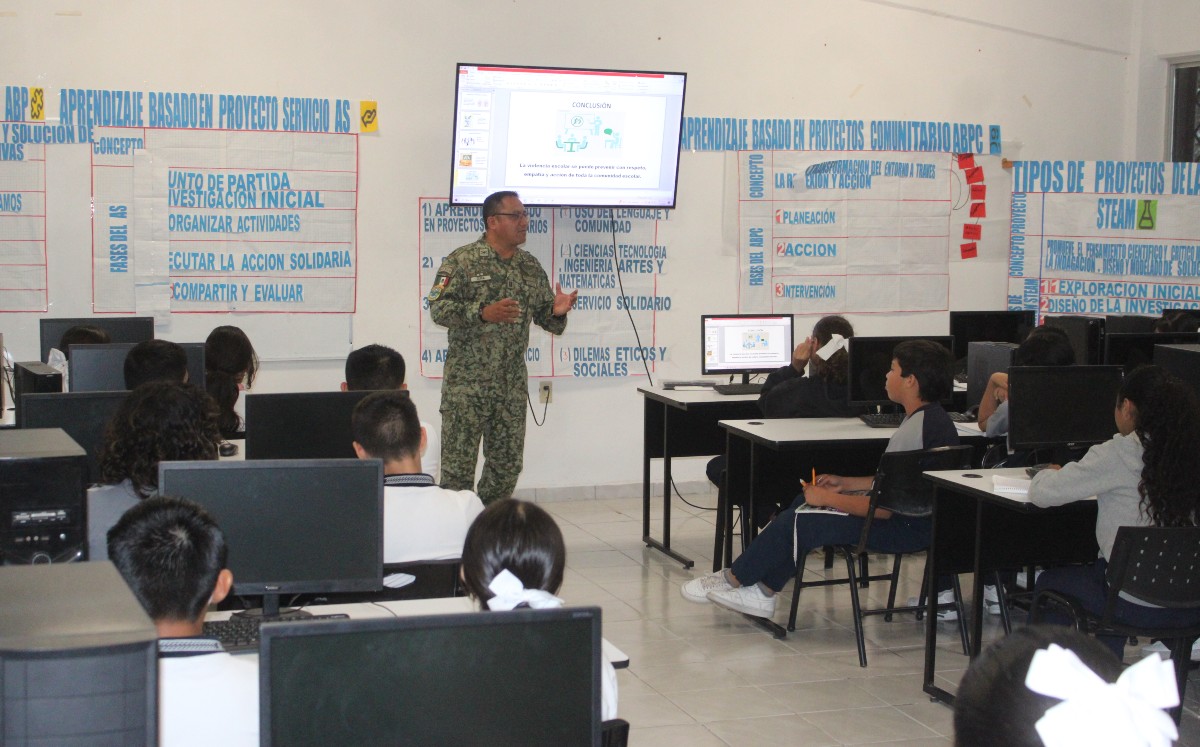 Militares brindan platica para la prevención de violencia en escuelas.  | Yazmin Sánchez