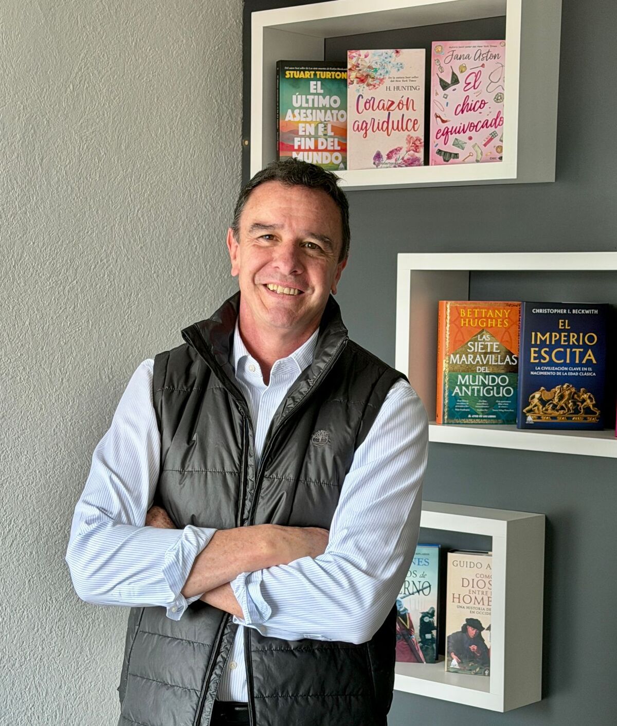 Mozo dice que bucarán estar en las cadenas de tiendas más importantes y en librerías especializadas . (Especial)