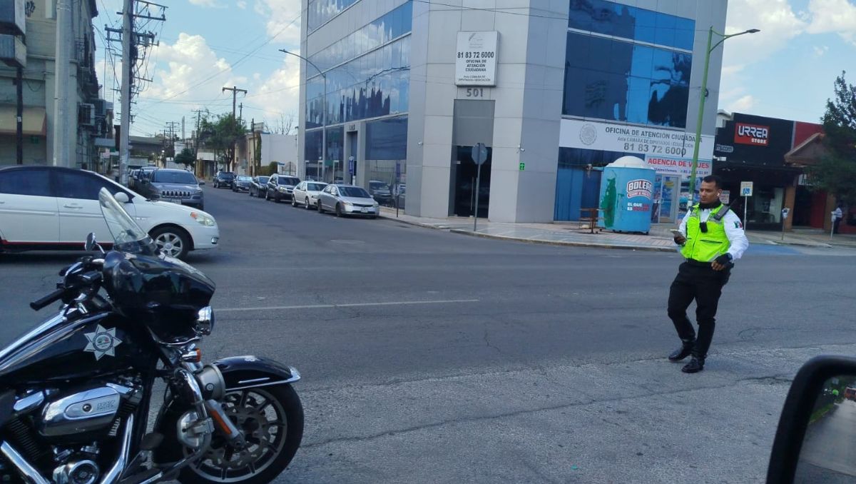 Oficiales de Tránsito de Monterrey se encuentran agilizando el tráfico. | Especial