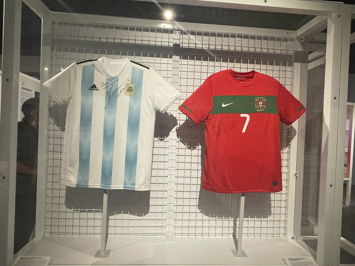 Presenta dos camisetas firmadas, una de Messi y otra de Cristiano Ronaldo. (Foto: Leticia Sánchez Medel)