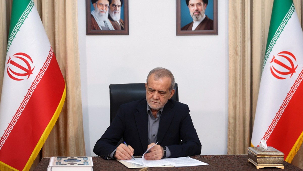 El presidente de Irán firmó el documento de manera electrónica, resultado del diálogo en Islamabad | Foto: AP