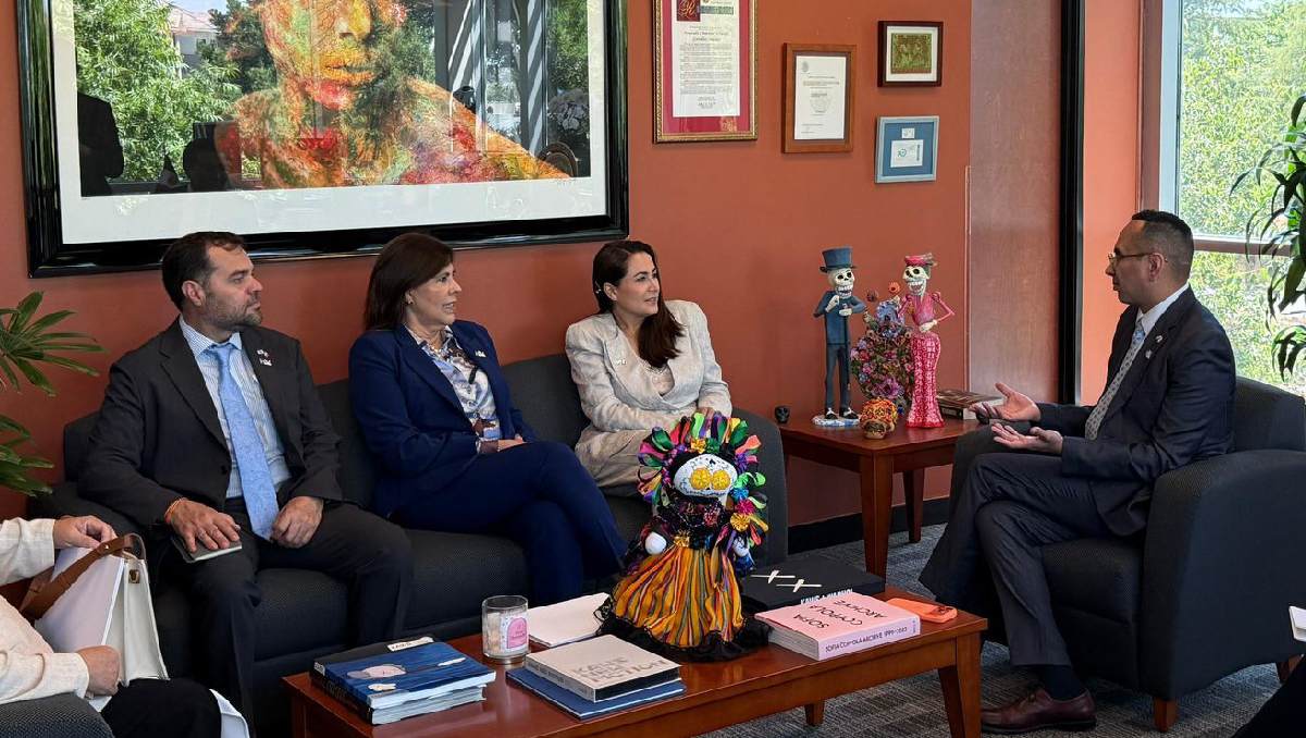 Tere Jiménez acompañada por integrantes del Consejo Coordinador Empresarial. | Especial