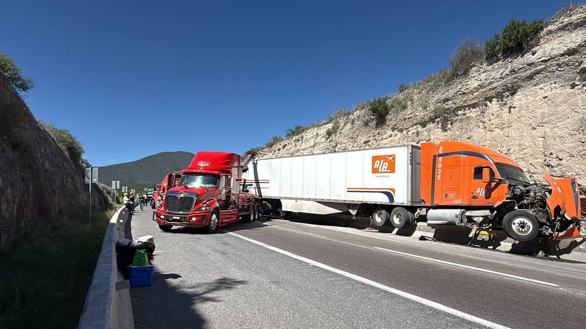 Terminaron dos tráileres sobre barrera de contención tras choque por alcance en la carretera 57. (Kevin Carranza)