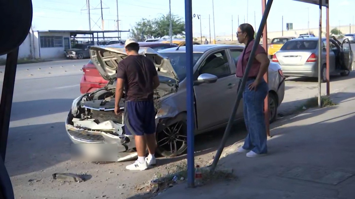 En Torreón, joven choca contra negocio y auto tras perder control. | Milenio Policía.