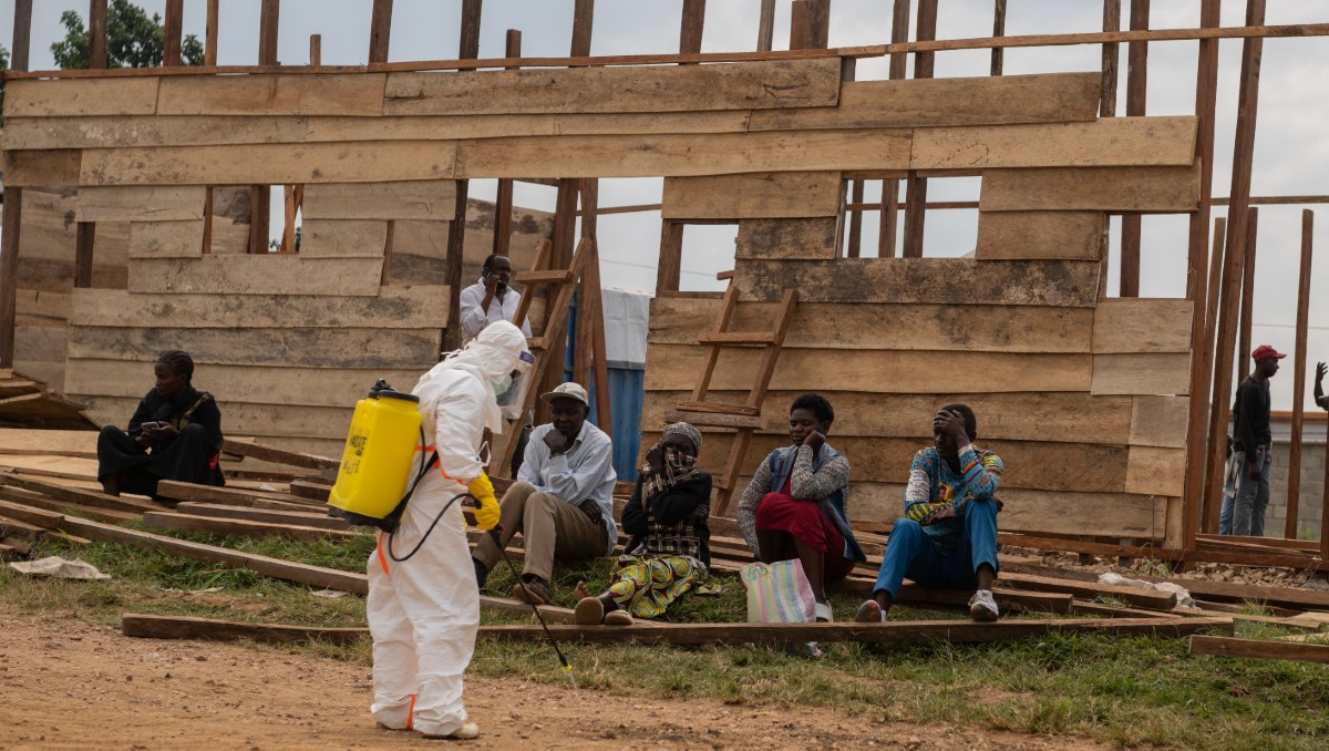 Un trabajador desinfecta el área alrededor de un centro de tratamiento bajo construcción en el Hospital General de Bunia (RDC). | AP