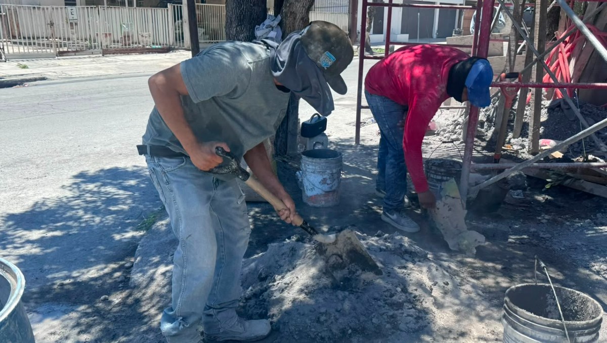 Los trabajadores de la construcción aprovechan las primeras horas del día para avanzar en las labores. Foto: Fabricio Gallegos