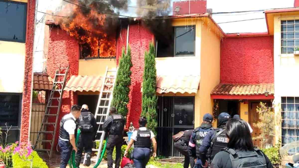 Bomberos controlaron el incendio de una vivienda en Nezahualcóyotl. Foto. Especial