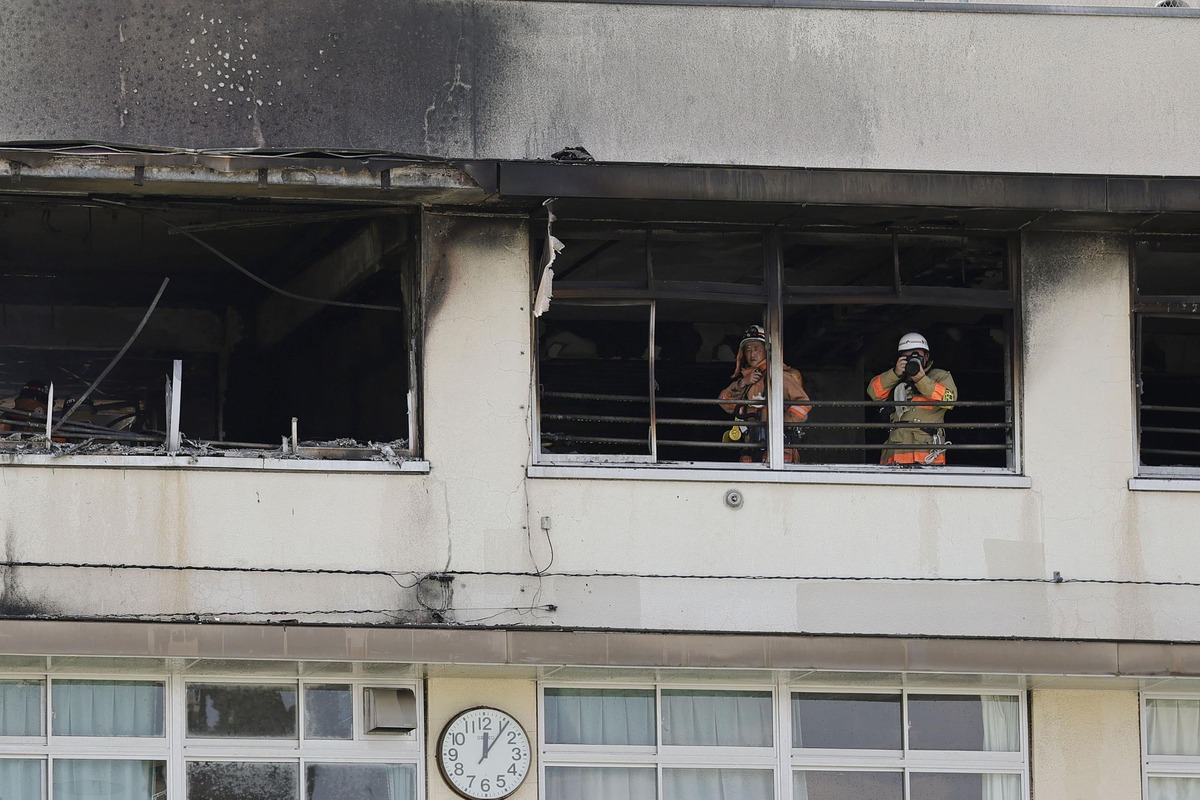 Bomberos trabajan en el lugar donde se registró un incendio en una escuela de primaria de Tokio |Foto: Agencia AP