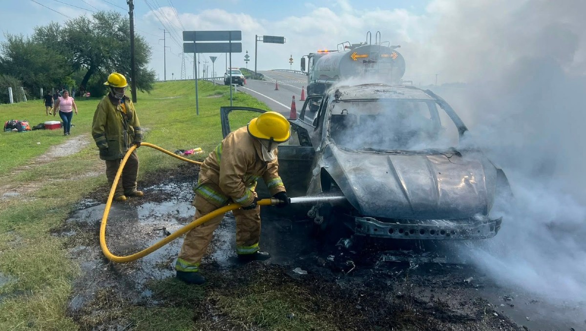 Camioneta se incendia en la carretera Victoria-Matamoros. (Facebook: SSP Tamaulipas)