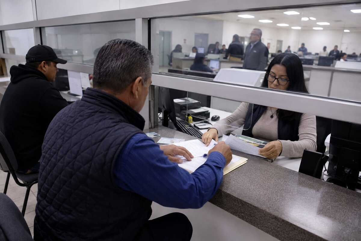 Coahuila lanza programa "Acércate 2026" para regularizar adeudos vehiculares en parcialidades. (Imagen generada con IA)