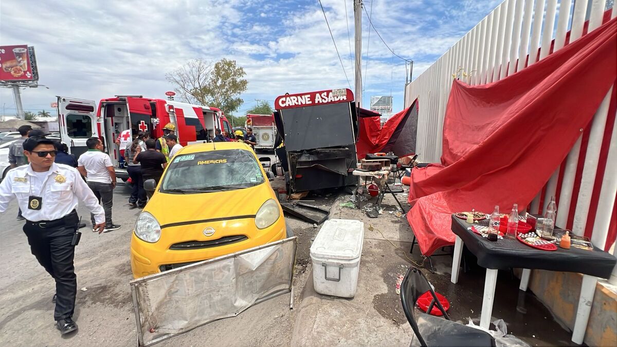 Conductor huye tras provocar accidente que dejó cinco lesionados en Periférico Raúl López Sánchez. | Cortesía Protección Civil
