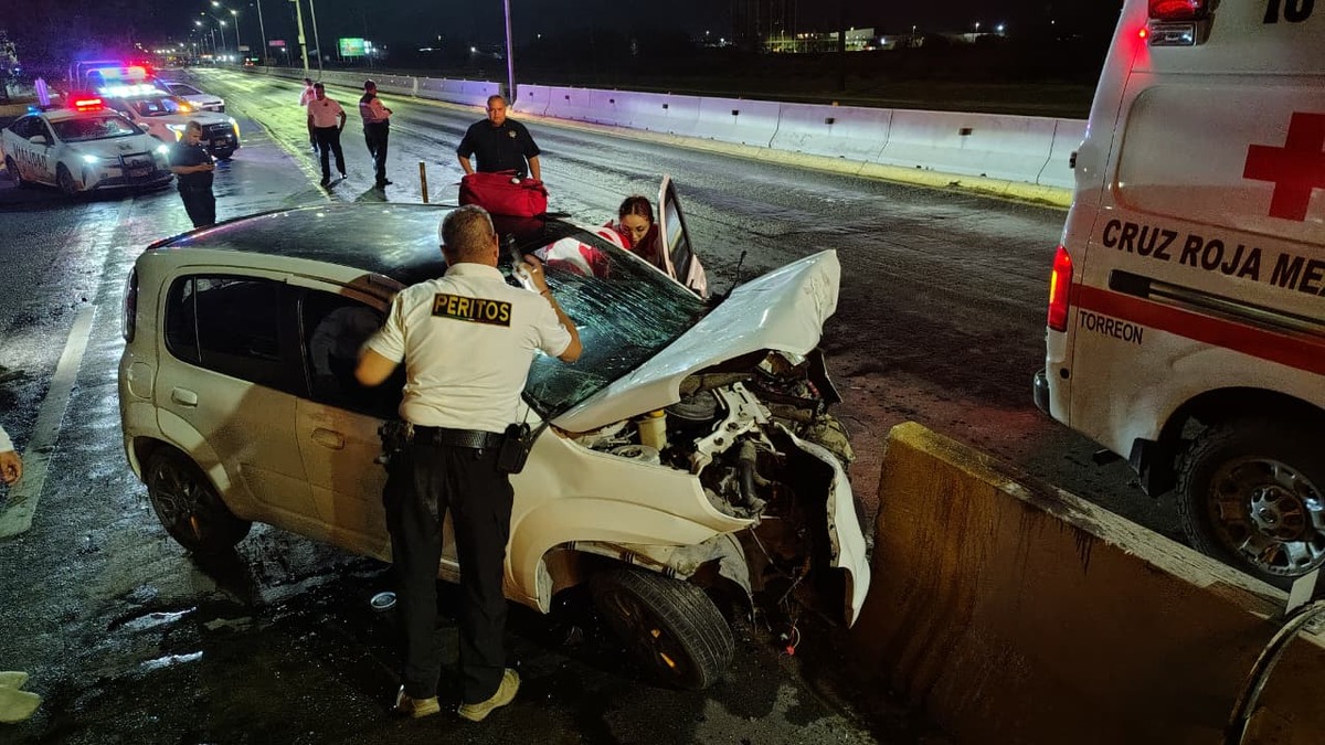 Un conductor salvó la vida de milagro luego de estrellarse contra unas ballenas de concreto en Torreón. (Alejandro Escobedo)