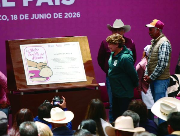 Develó la placa de “La Mejor Tortilla del Mundo”. Tania Contreras