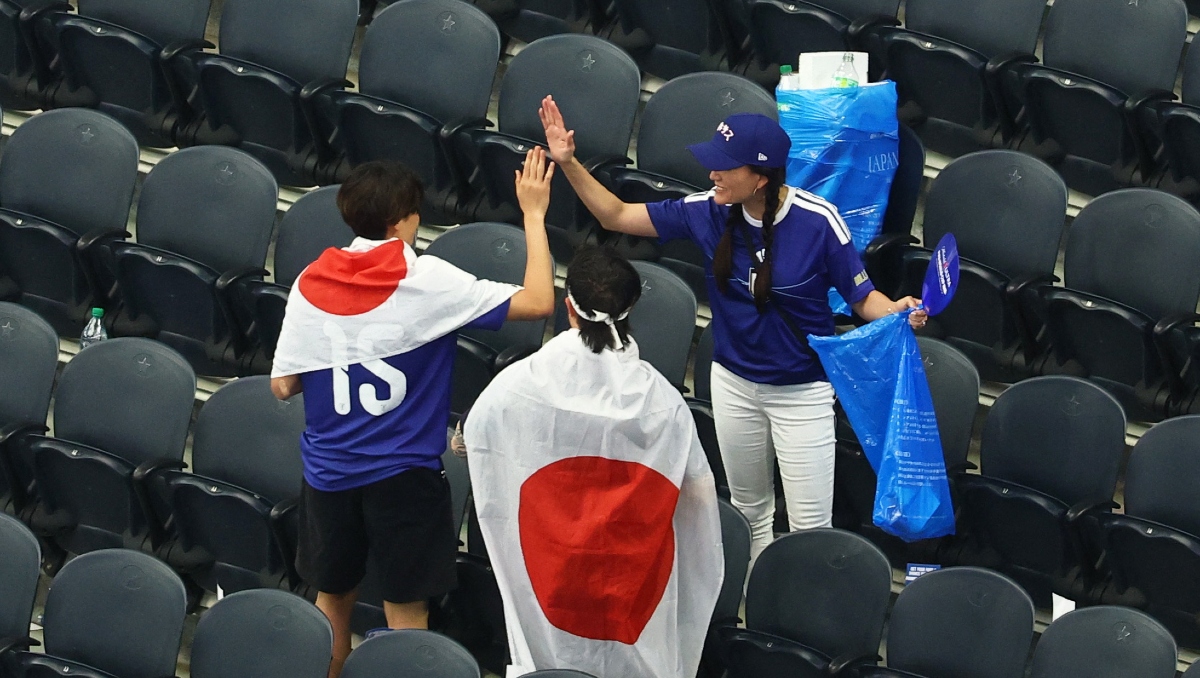 Entrenador de Japón explica la tradición de limpiar los estadios al finalizar el partido (Reuters)