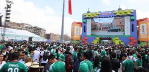 Vista panorámica del Fan Fest en la Ciudad de México totalmente lleno de aficionados vistiendo playeras verdes de la selección