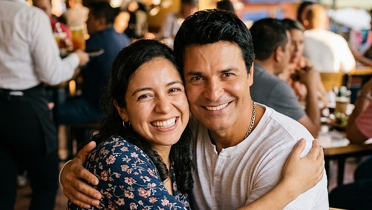 Ejemplo de foto hecha con IA  de una mujer con Chayanne (Gemini)