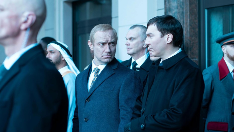Fotograma de ‘El mago del Kremlin’, de Olivier Assayas. (IMDb)