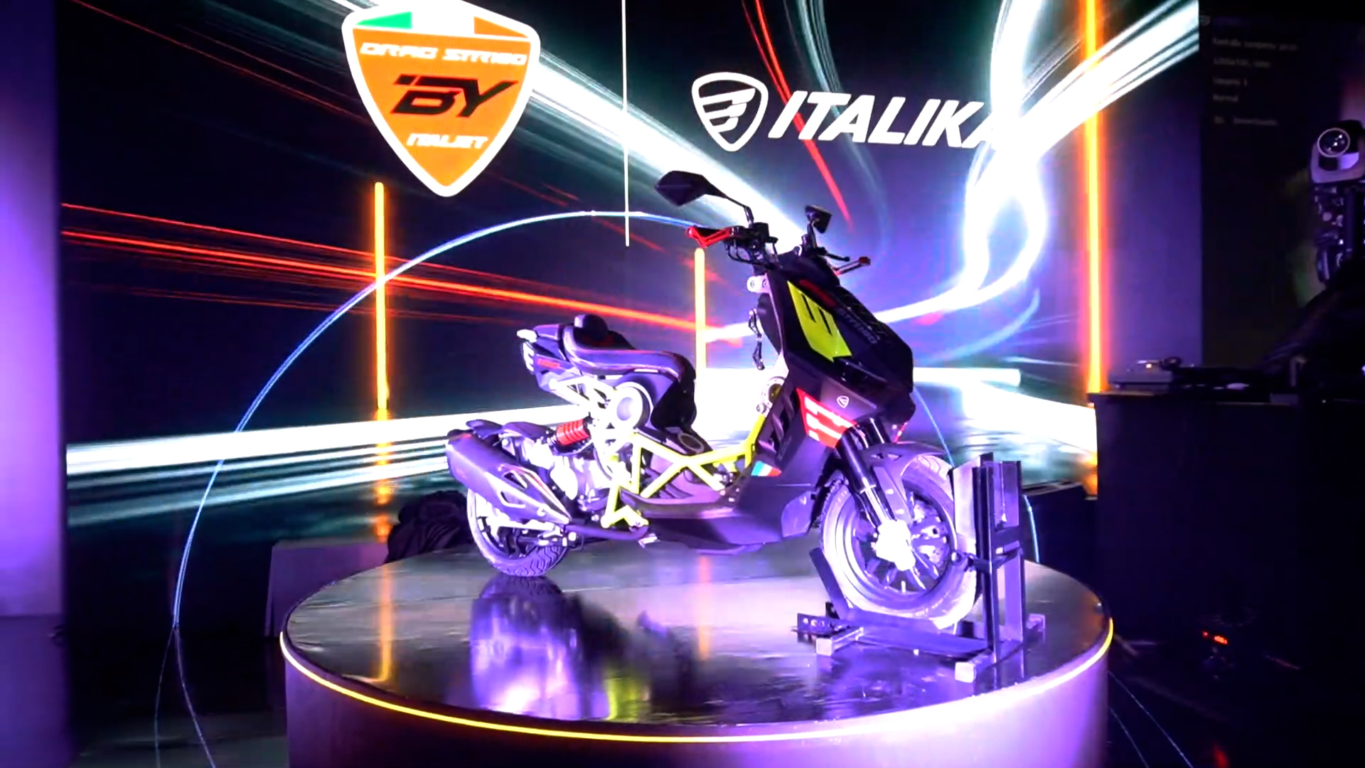 Italika introdujo al mercado mexicano la Drag STR 180, una motoneta desarrollada en conjunto con la firma Italia y equipada con componentes premium.