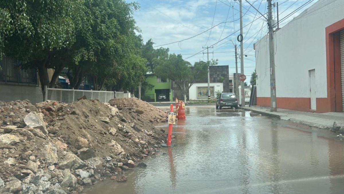 León: Denuncian fuga de agua en primaria de la colonia Obrera | Rocío Hernández