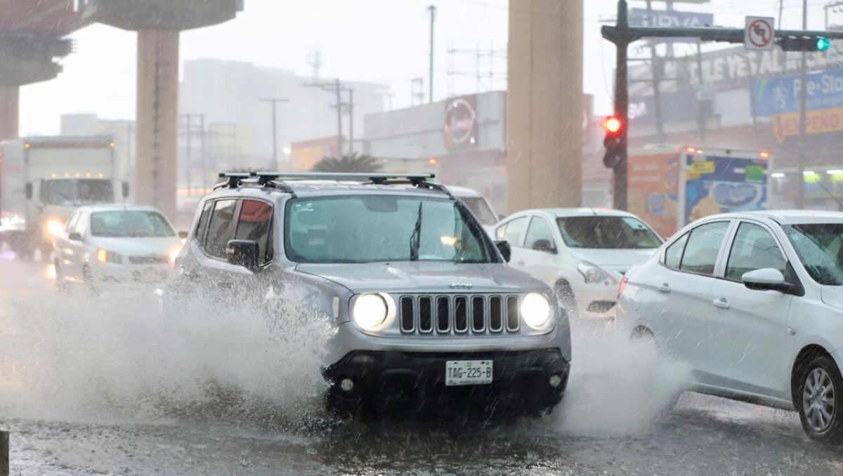 Lluvias, tormentas eléctricas, granizo y fuertes vientos en Monterrey. | Roberto Alanís
