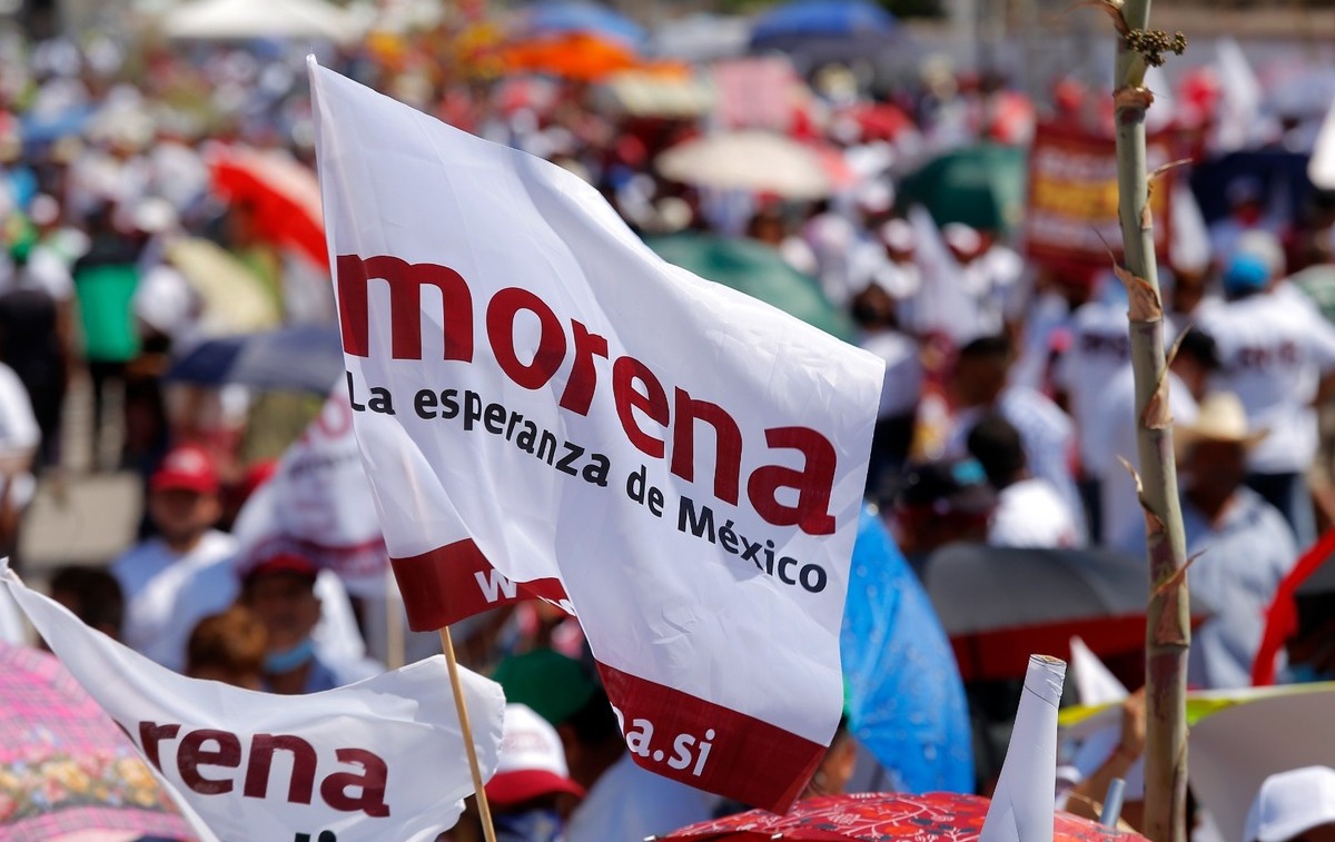 Militantes de Morena alzan la mano para gubernatura de Querétaro. | Foto: Archivo
