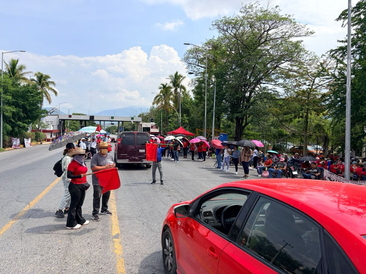 Como protesta, trabajadores bloquearon la caseta de peaje de la autopista Iguala-Cuernavaca. | Especial