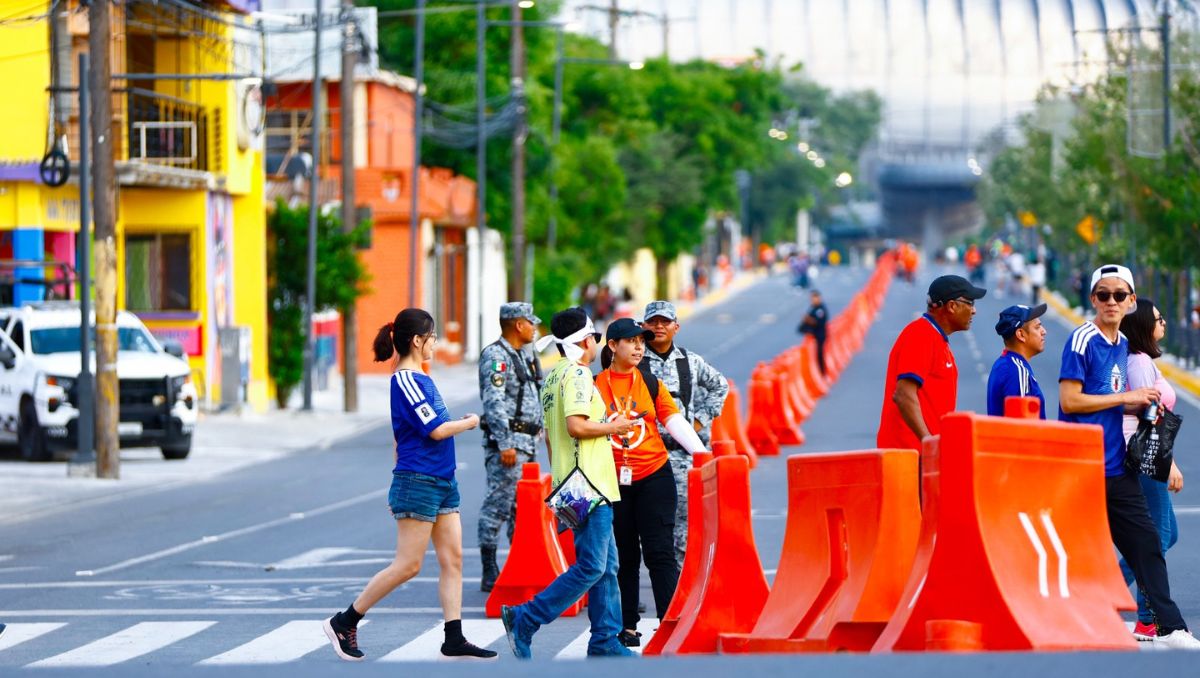 Aficionados llegando al Estadio Monterrey para el partido entre Túnez y Japón. | Jorge López