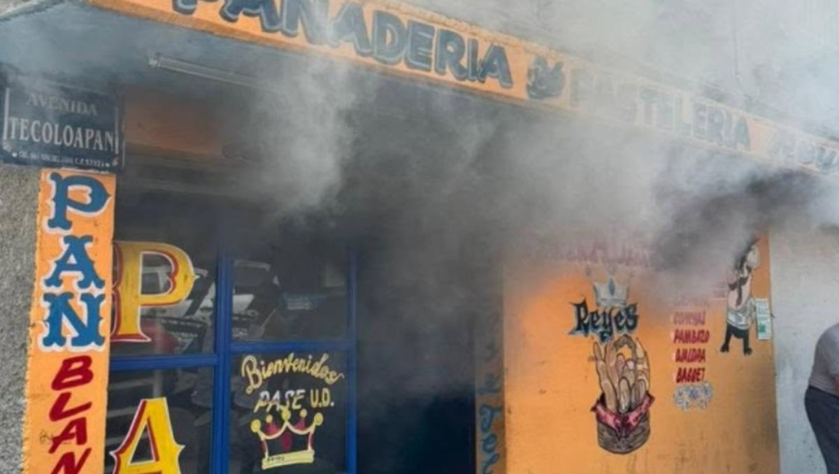 Una casa en Santa Cecilia Acatitla quedó dañada por el fuego; bomberos controlaron las llamas y evitaron riesgos. Foto: Especial