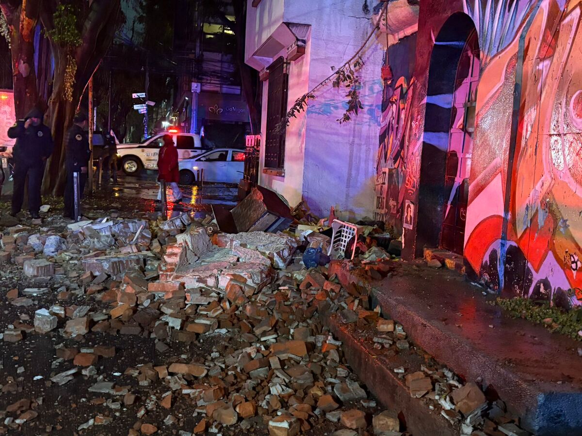 Derrumbe de barda en alcaldía Cuauhtémoc tras las lluvias registradas el viernes. | Enrique Luna
